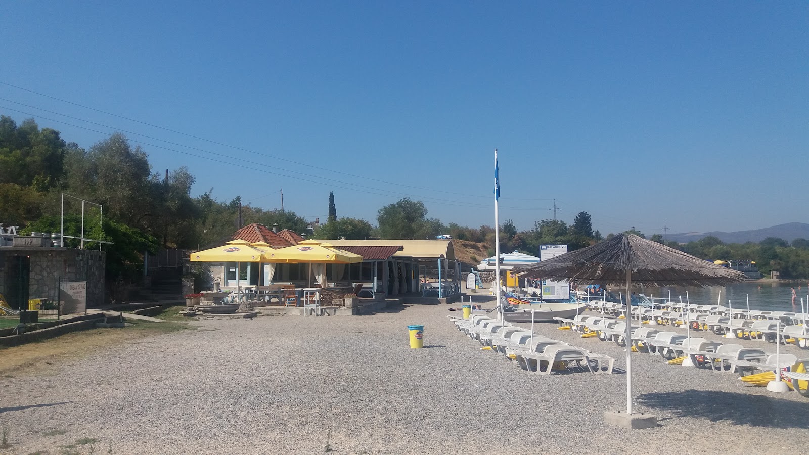 Kalardovo beach'in fotoğrafı uçurumlarla desteklenmiş