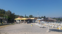 Foto von Kalardovo beach von Klippen umgeben
