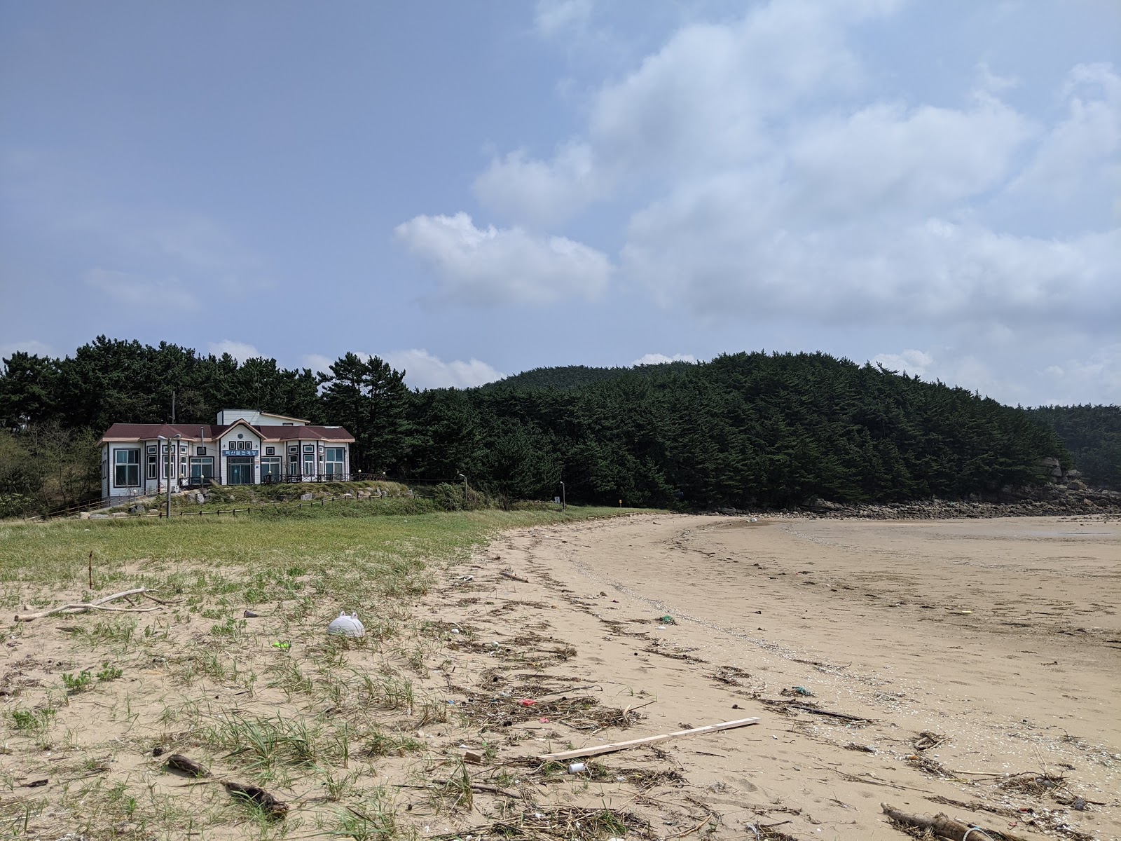 Foto av Meondong Beach omgiven av klippor