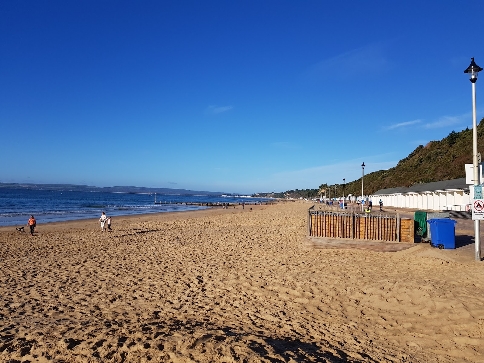 Fotografie cu Middle Chine beach cu o suprafață de apă pură albastră