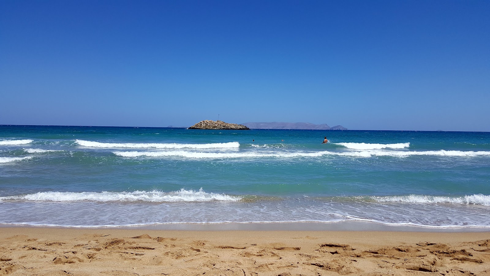 Valokuva Amnissos beachista. sisältäen suora ranta