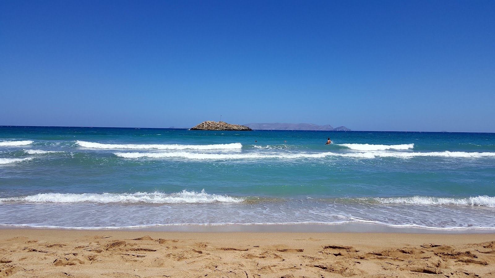 Φωτογραφία του Amnissos beach με επίπεδο καθαριότητας αρκετά καθαρό