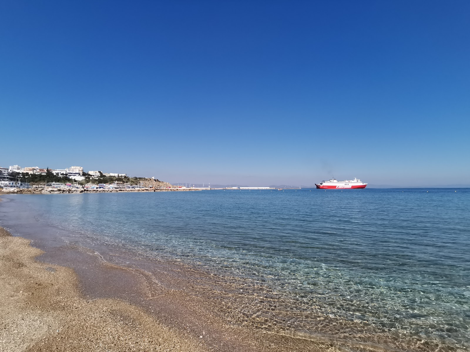 Paralia Rafinas Port'in fotoğrafı parlak kum yüzey ile