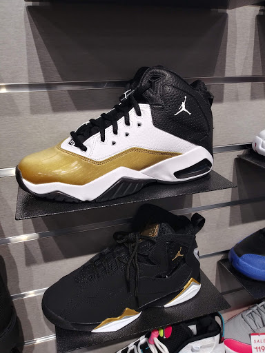 Shopping Mall «Washington Square Mall.», reviews and photos, 4849 W North Ave, Chicago, IL 60639, USA