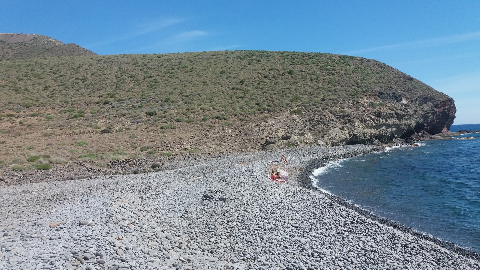 Cala del Carnaje'in fotoğrafı mavi saf su yüzey ile