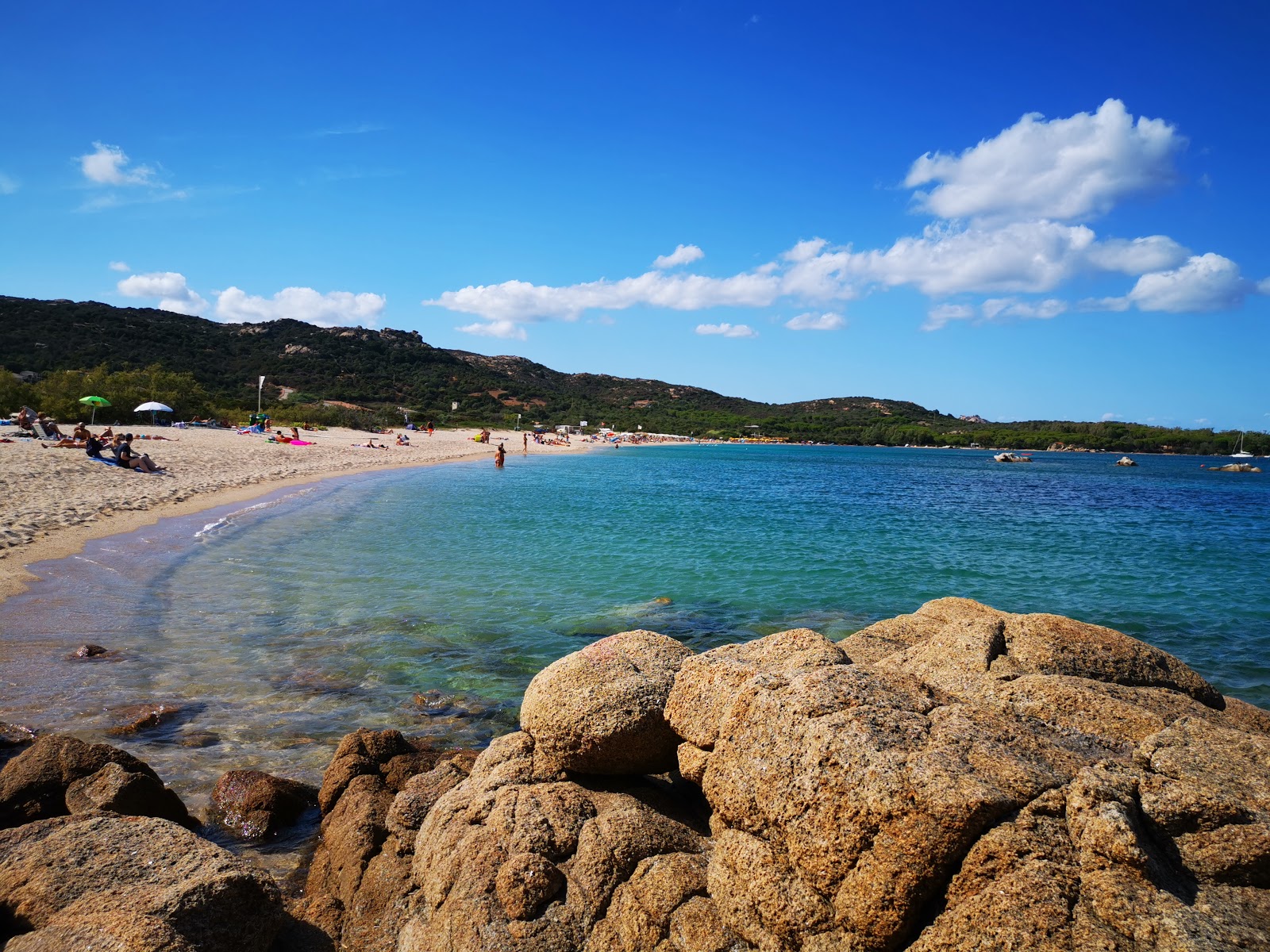 Foto von Mannena Strand mit kleine, beiger kiesel Oberfläche