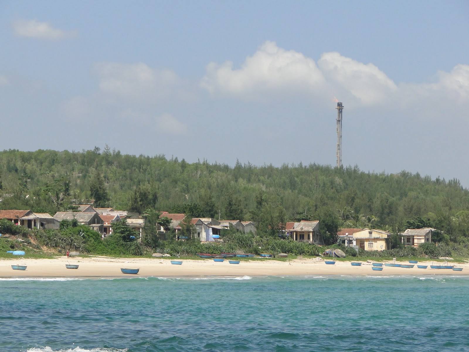 Tri Beach'in fotoğrafı uçurumlarla desteklenmiş