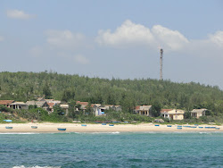 Tri Beach'in fotoğrafı uçurumlarla desteklenmiş