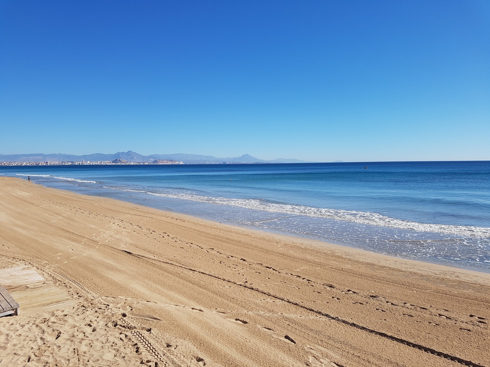 Foto di los Arenales del Sol con costa lunga e dritta