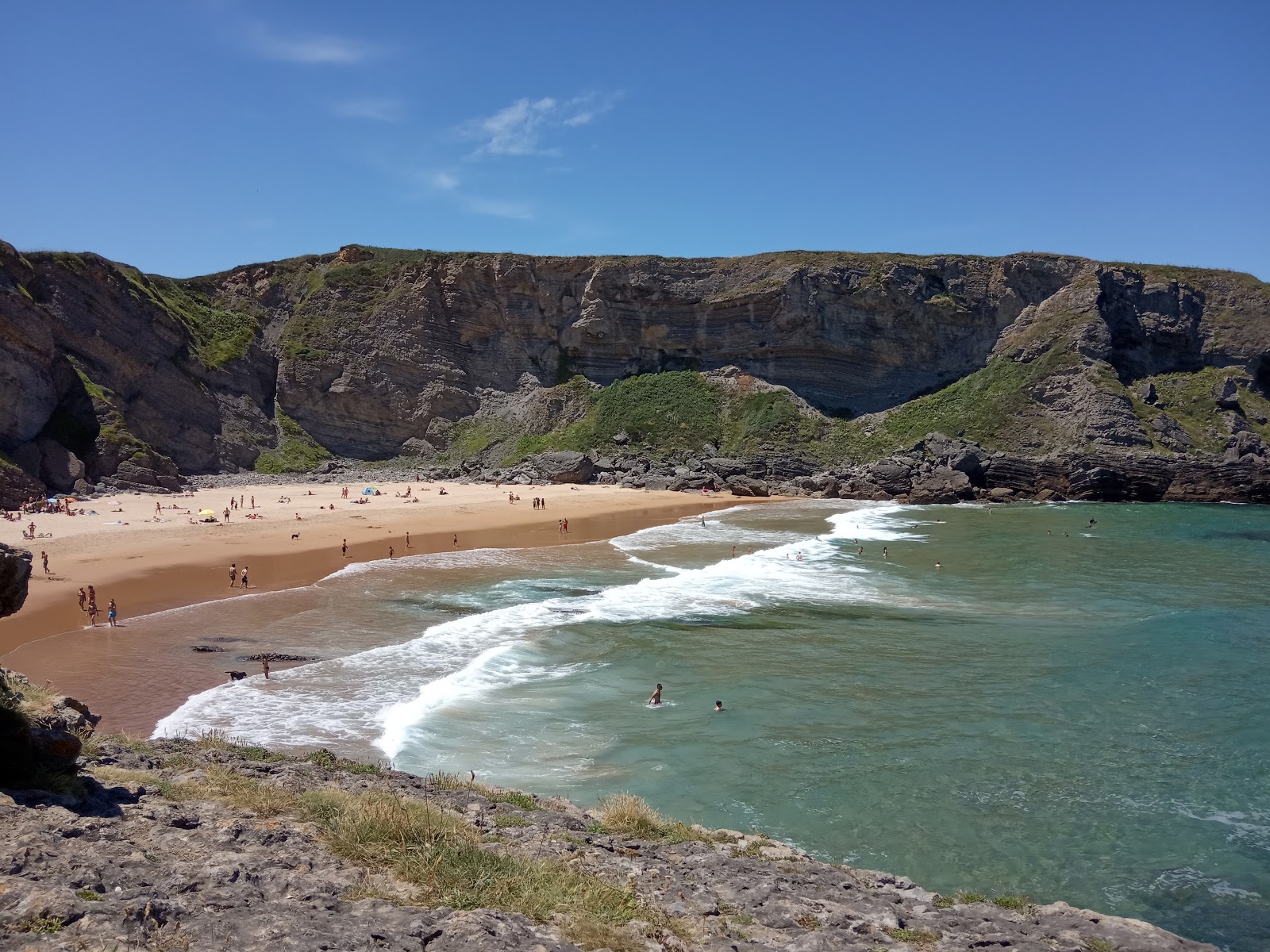 Foto von Playa de Antuerta mit feiner beiger sand Oberfläche