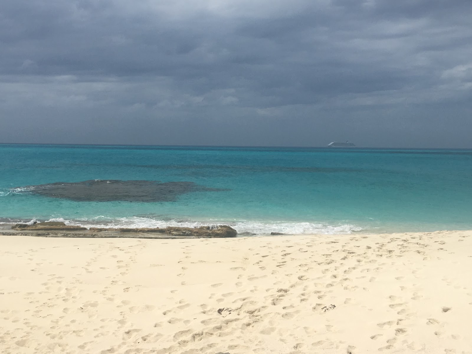Foto van Salt Cay beach met helder fijn zand oppervlakte