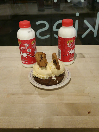 Cookie Shop «Insomnia Cookies», reviews and photos, 6470 N Sheridan Rd, Chicago, IL 60626, USA