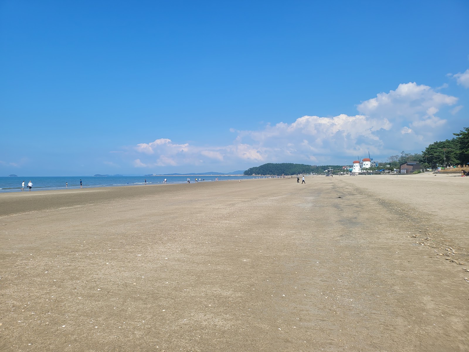 Zdjęcie Chunjangdae Beach z powierzchnią jasny piasek