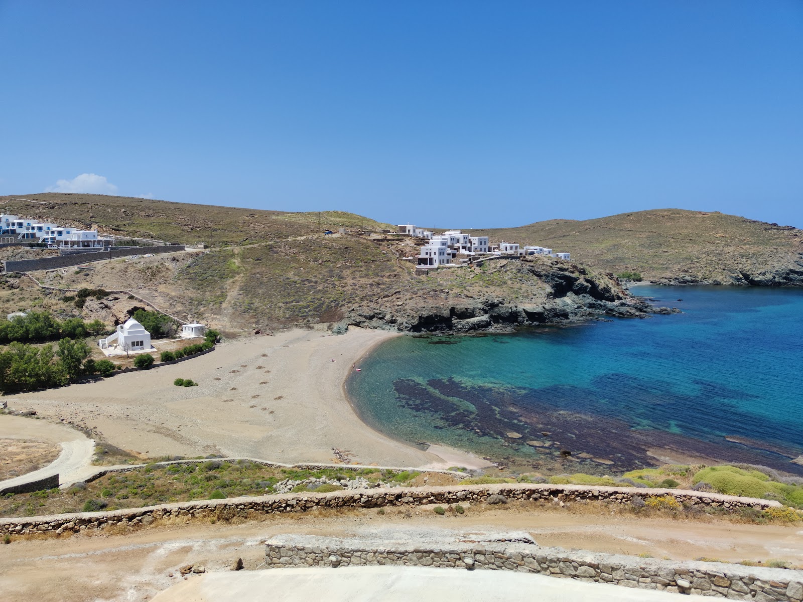 Foto de Paralia Merchias con guijarro fino oscuro superficie