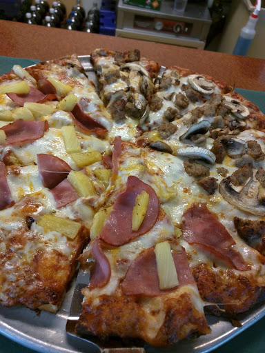 Pizza Restaurant «Round Table Pizza», reviews and photos, 16108 Ash Way, Lynnwood, WA 98087, USA