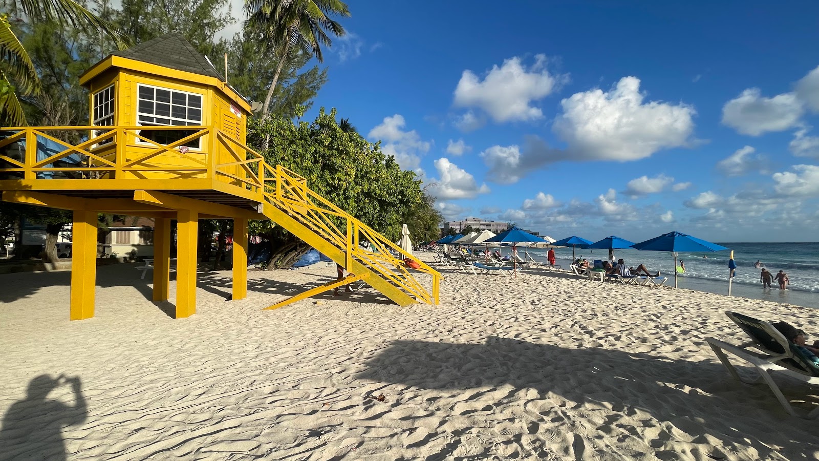 Fotografie cu Plaja Rockley - locul popular printre cunoscătorii de relaxare