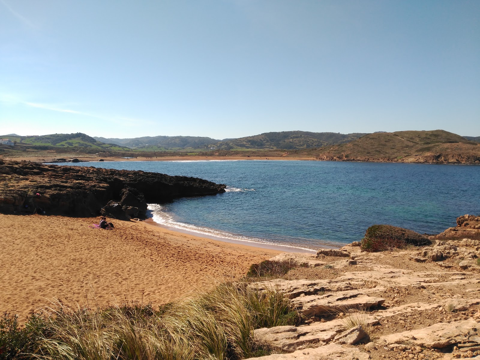Fotografija Caleta de s'Elisabet z rjavi pesek površino