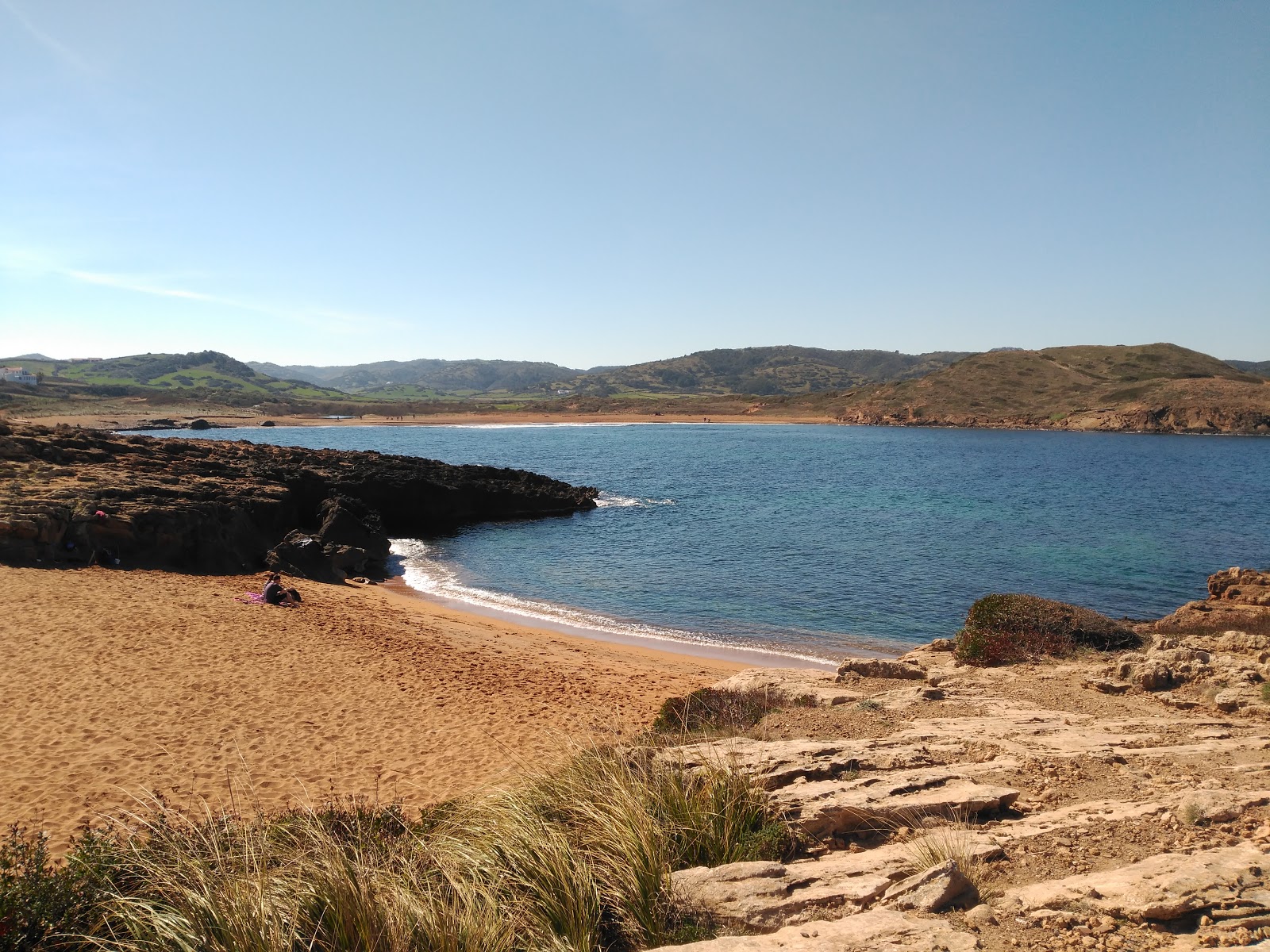 Foto von Caleta de s'Elisabet mit brauner sand Oberfläche