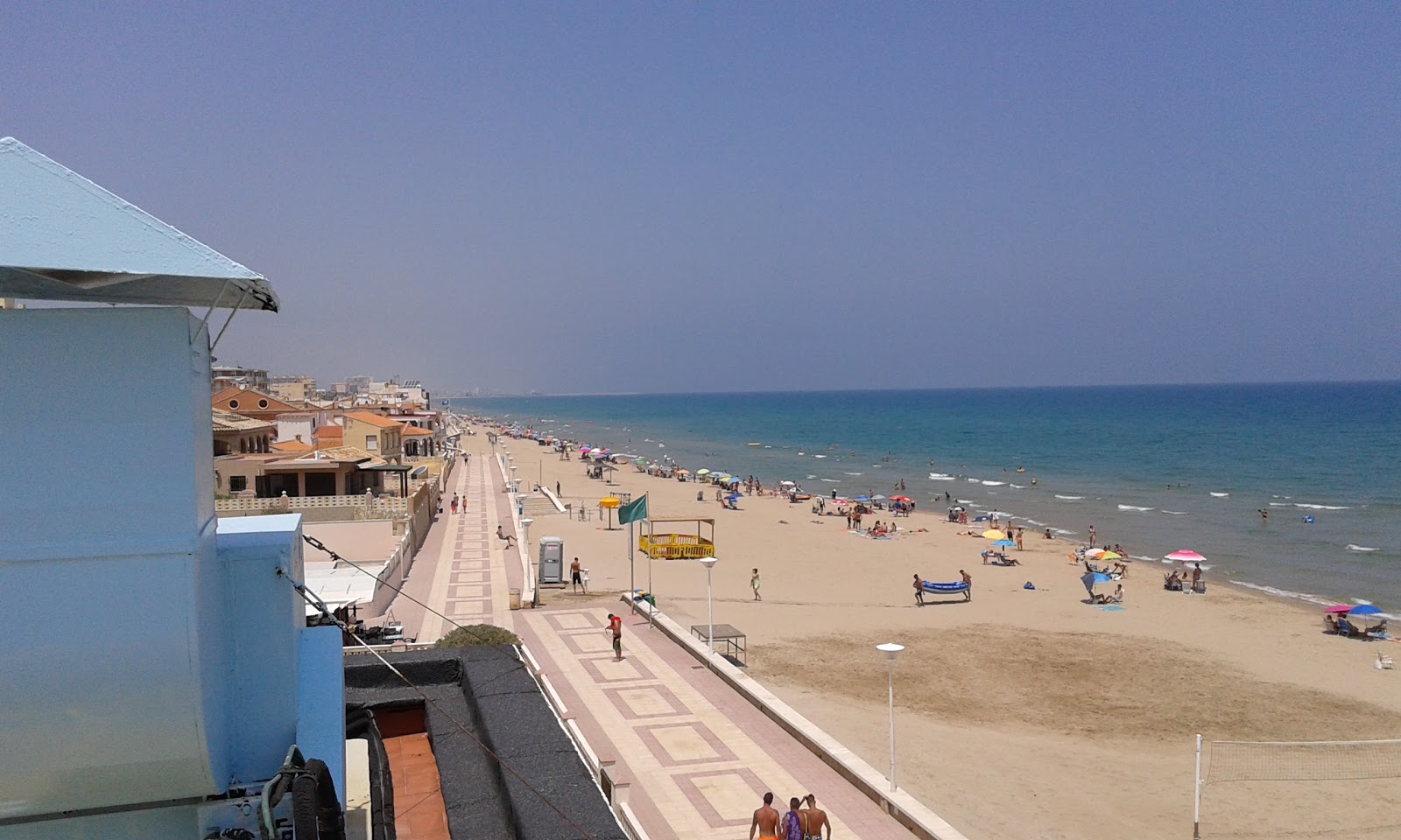 Foto de Playa De Piles con agua cristalina superficie