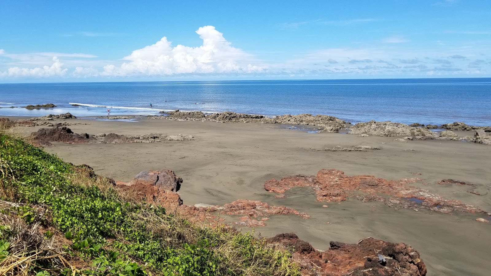 Photo de Comadres Beach avec sable brun de surface