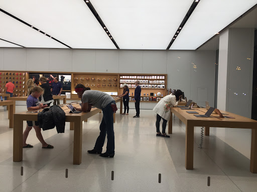 Computer Store «Apple Country Club Plaza», reviews and photos, 227 Nichols Rd, Kansas City, MO 64112, USA