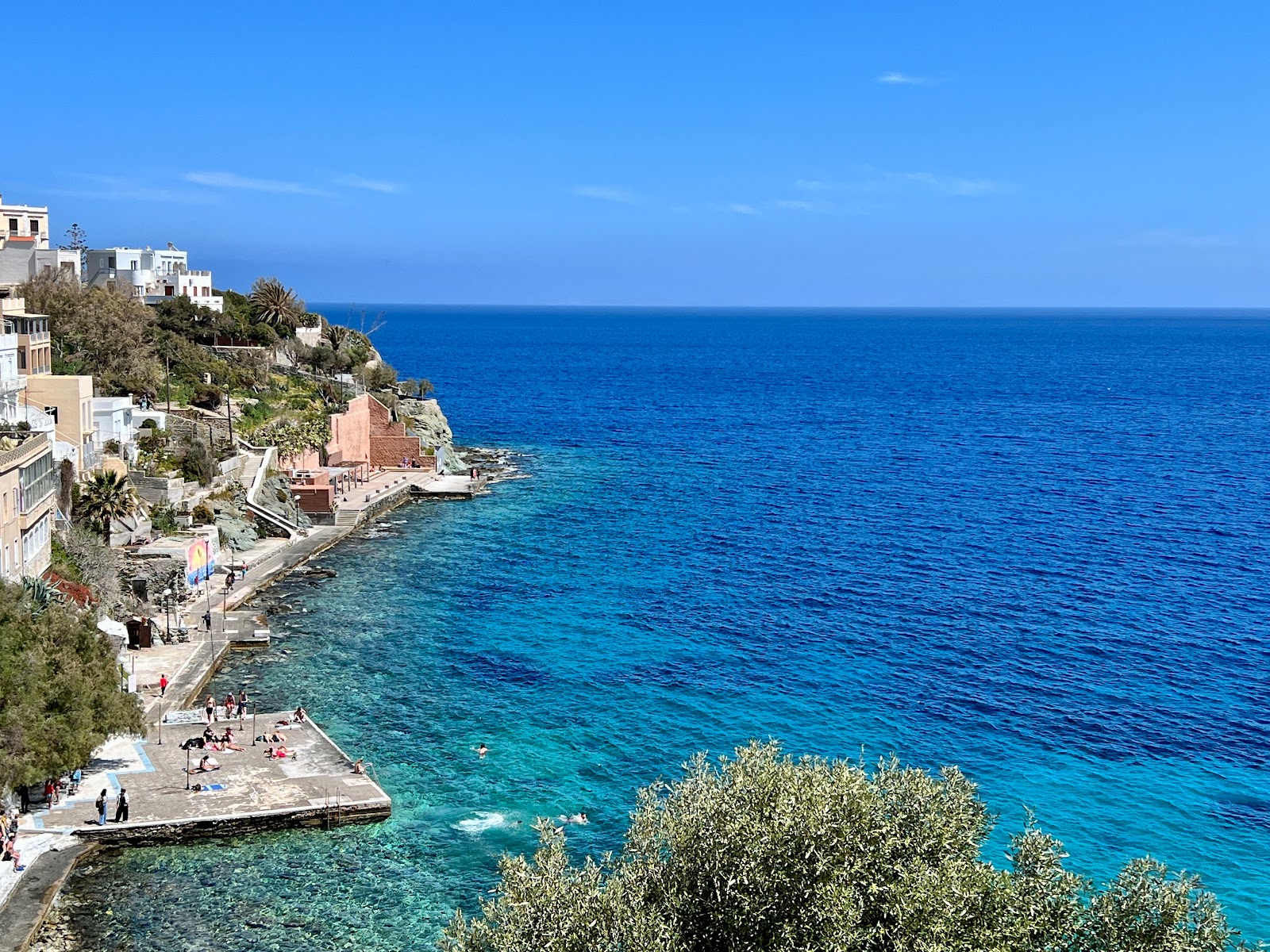 Foto di Asteria Beach con una superficie del superficie in cemento pavimentata