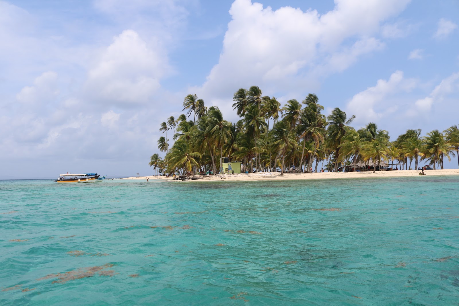 Foto von Iguana island beach mit geräumiger strand
