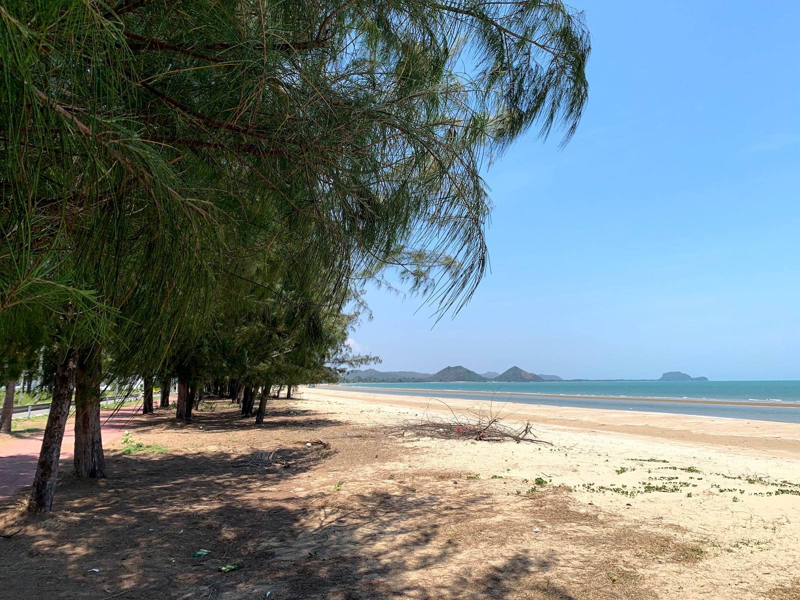 Zdjęcie Sam Roi Yot Beach z powierzchnią turkusowa woda