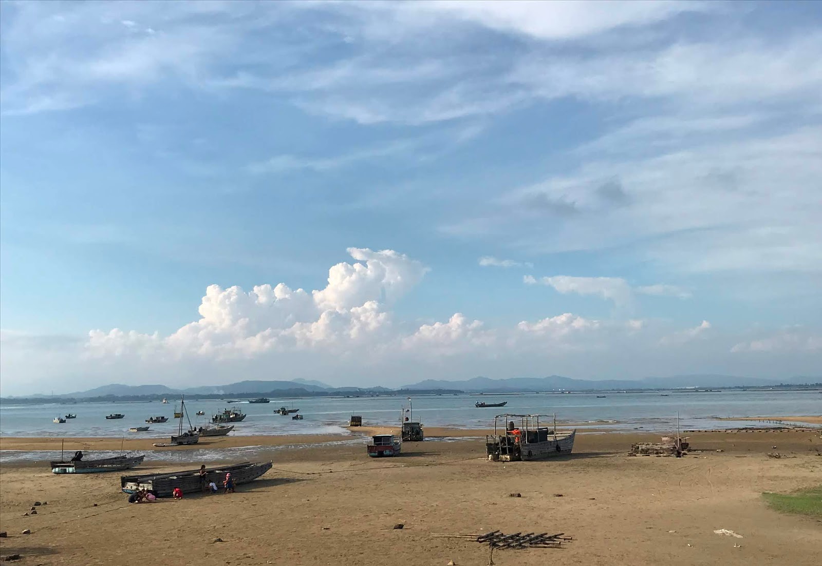 Photo de Tra Co Beach avec un niveau de propreté de partiellement propre