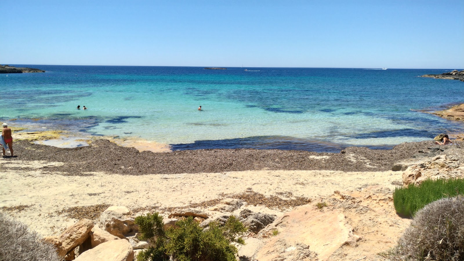 Foto von Platja de Cala Galiota mit sehr sauber Sauberkeitsgrad