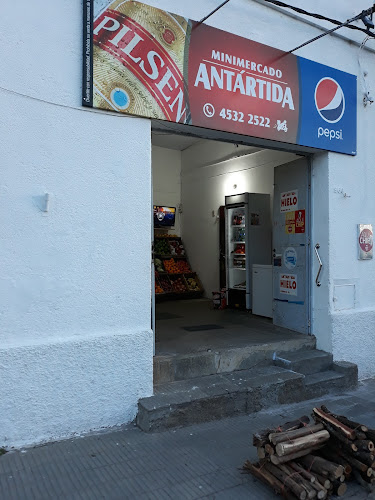 Minimercado Y Fabrica de Hielo Antártida