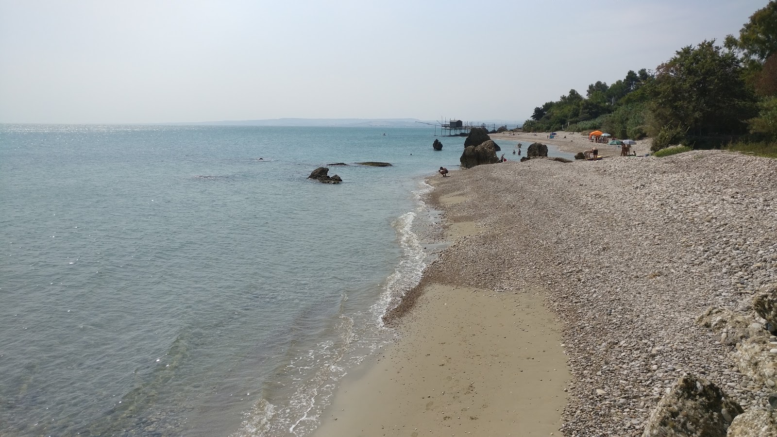 Photo de Spiaggia di Vignola avec plusieurs moyennes baies