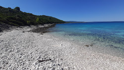 Beach pri Loviste'in fotoğrafı düz bir kıyı şeridi ile birlikte