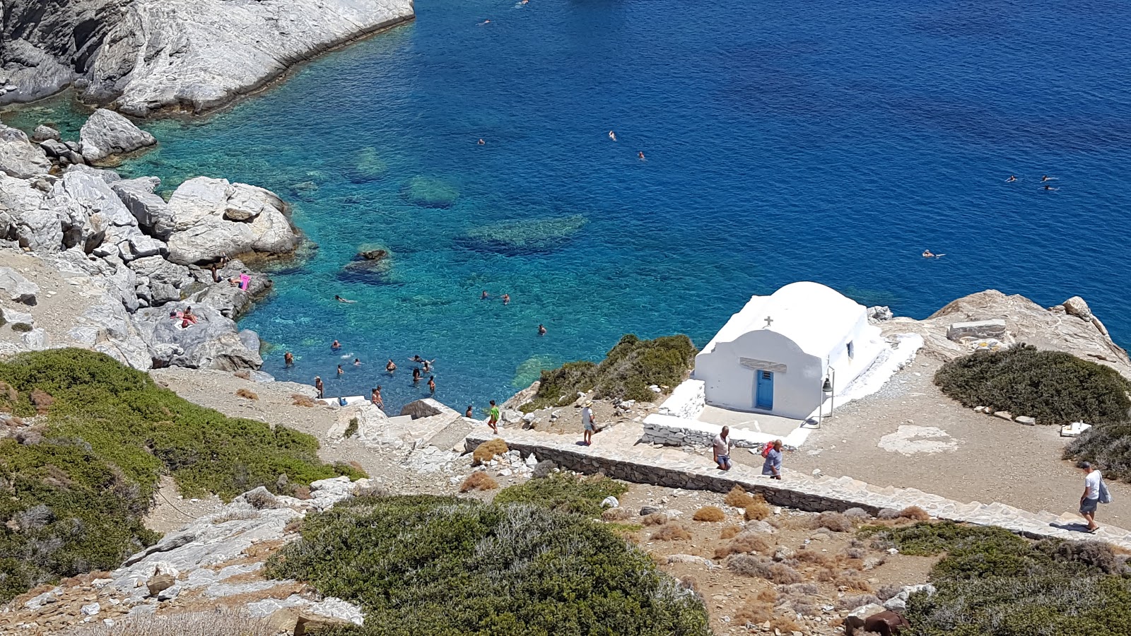 Foto di Agios Anna beach con una superficie del ciottoli grigi