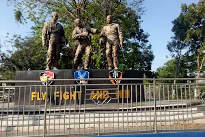 Monument Patung FLY,FIGHT AND WIN image