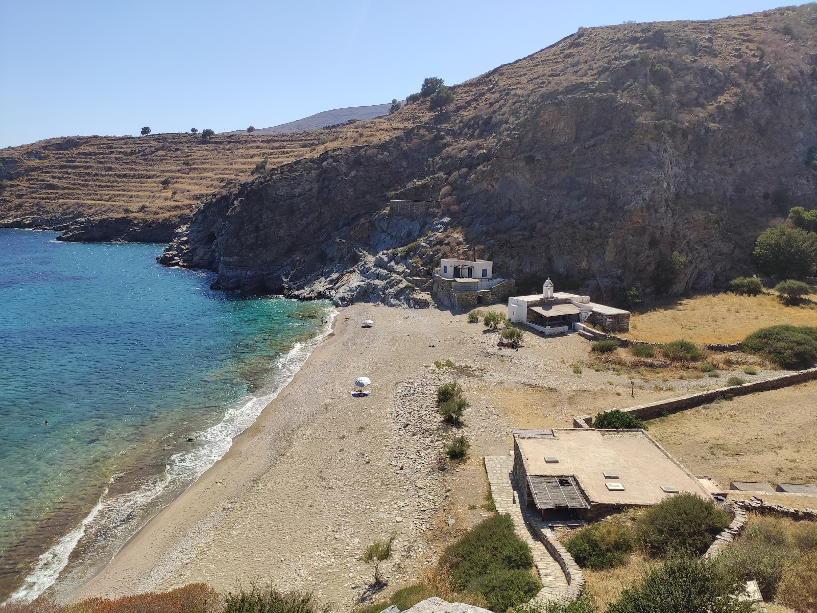Karthea beach'in fotoğrafı dağlarla çevrili
