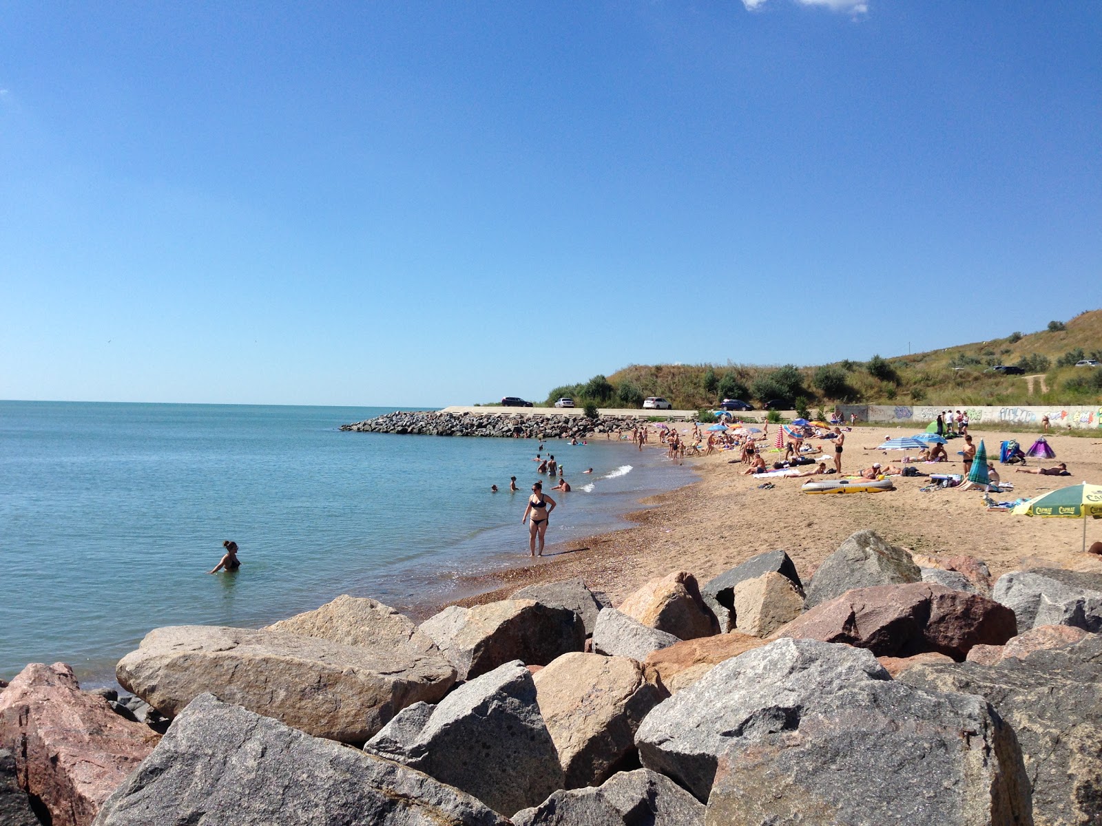 Foto van Plyazh Yuvileynyy met helder zand oppervlakte