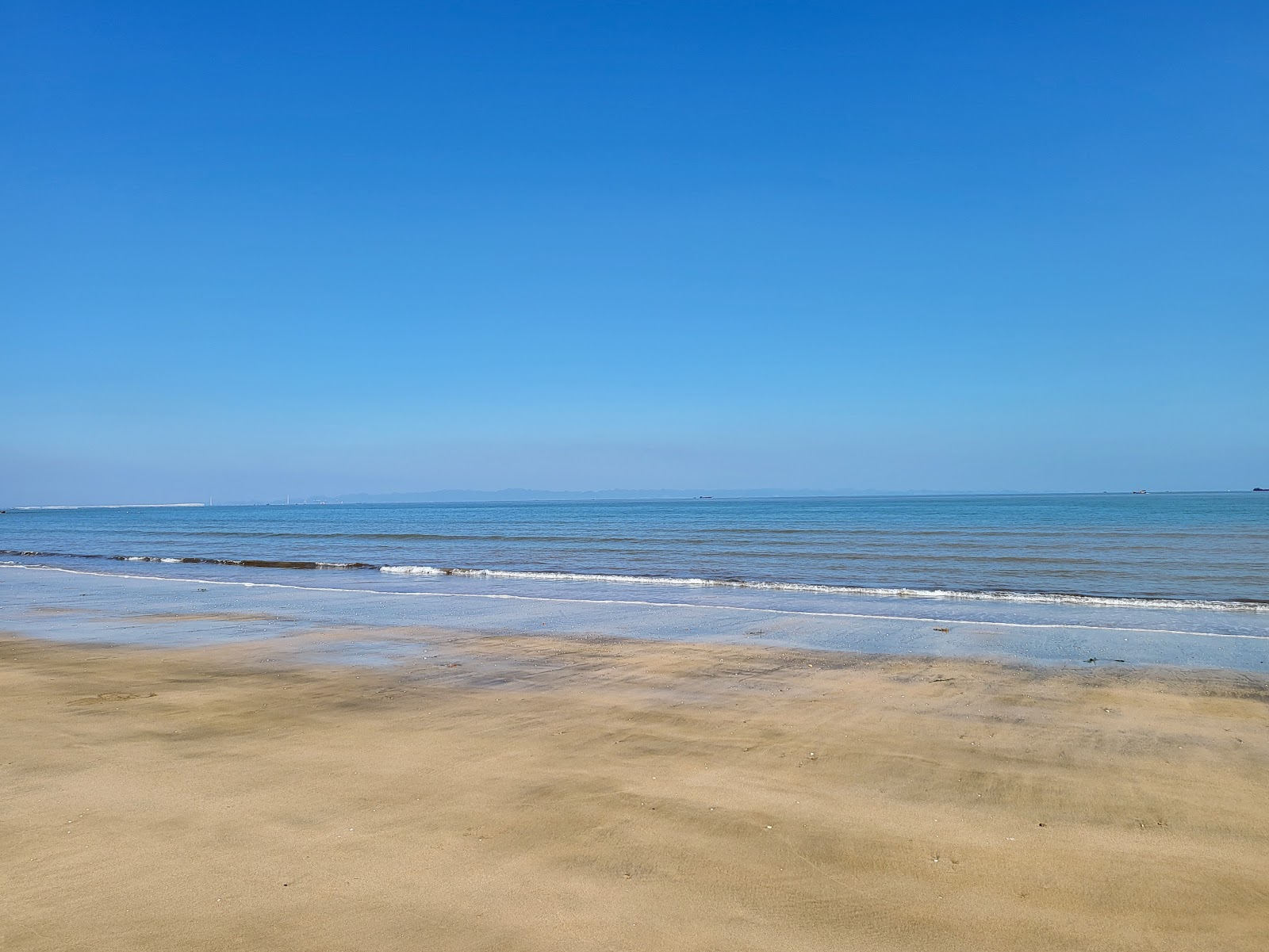 Foto von Do Son Beach von Klippen umgeben