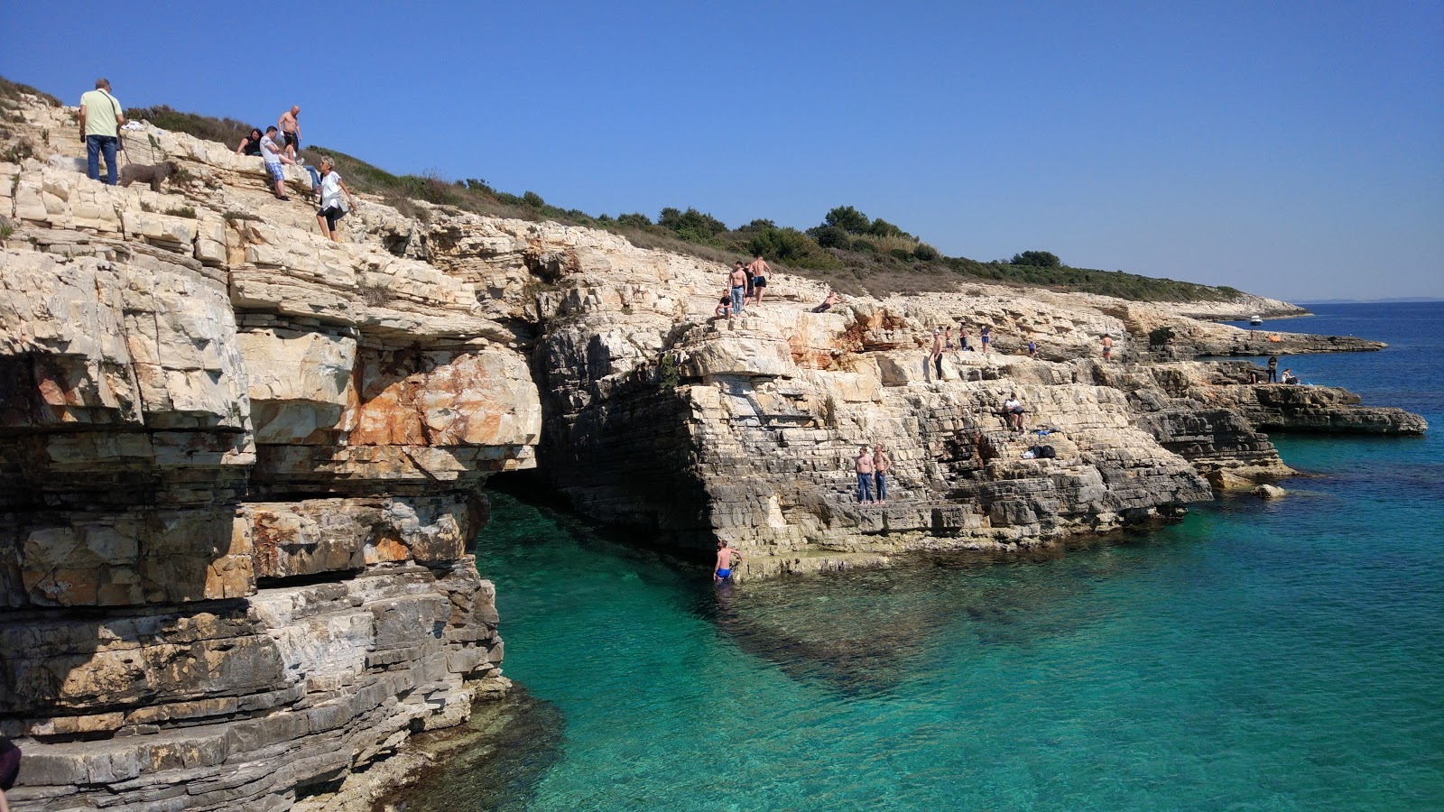 Φωτογραφία του Cliff jump περιτριγυρισμένο από βουνά