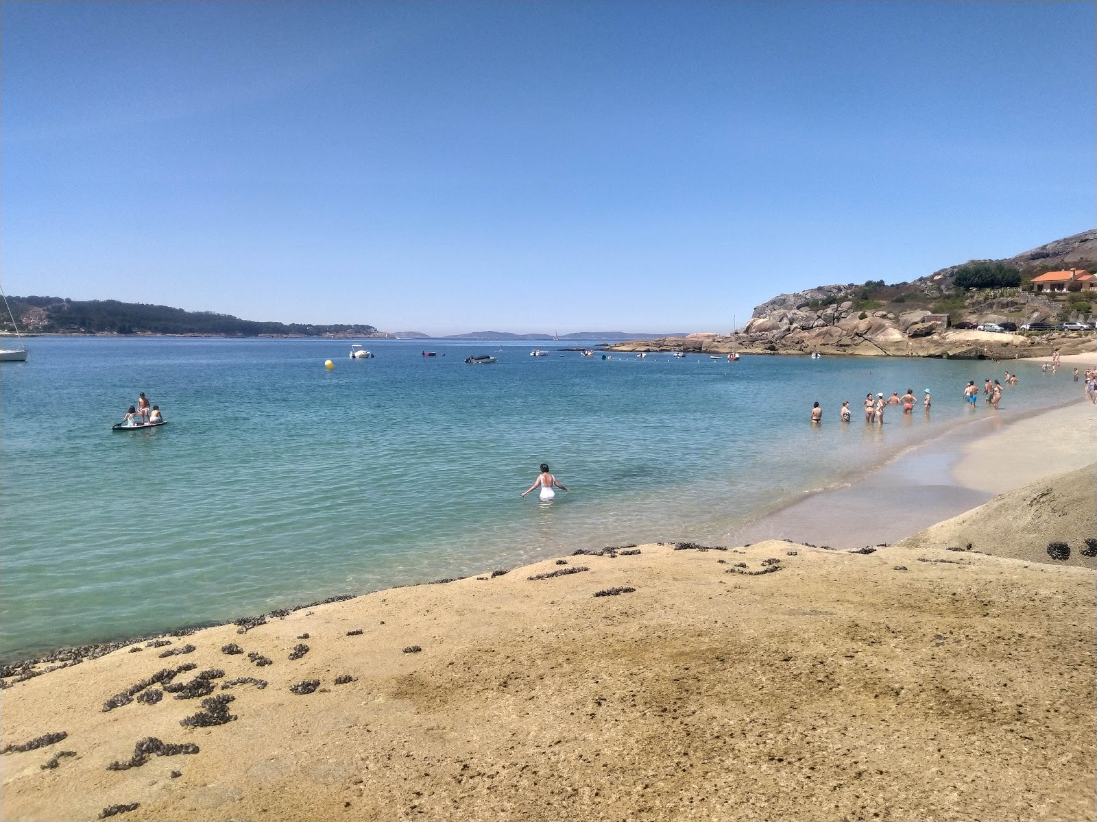 Photo of Menduina Beach and the settlement