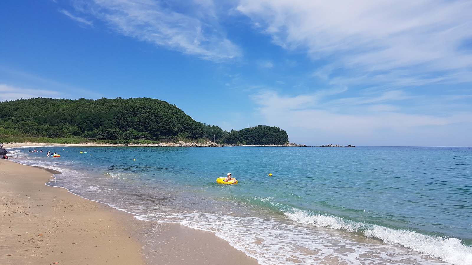 Φωτογραφία του Myeongpa Beach με μπεζ άμμος επιφάνεια