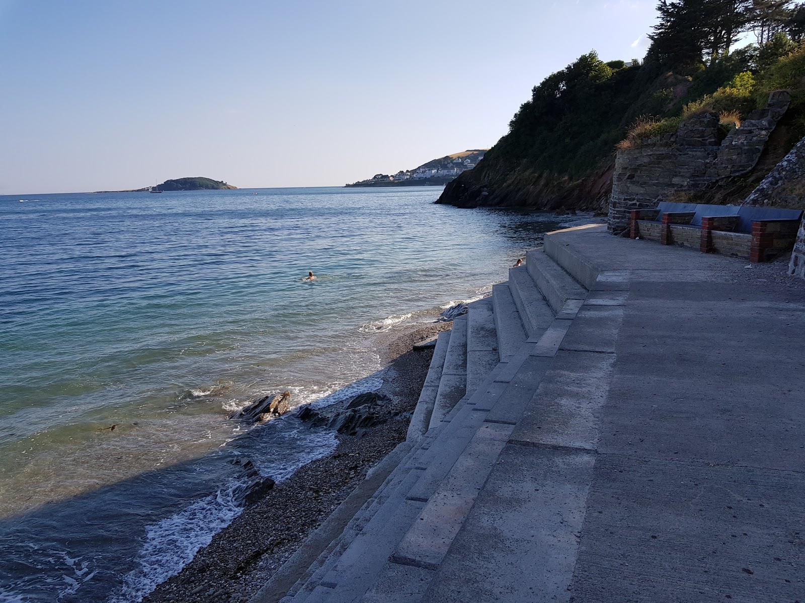 Foto von Plaidy Strand umgeben von Bergen