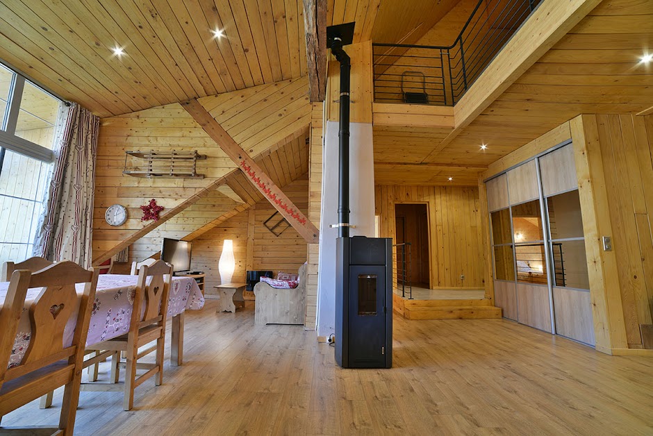 Gîte LE CHALET: Grand appartement de vacances dans chalet en bois, hébergement au bord de la rivière Ornans Jura Doubs 25 à Ornans (Doubs 25)