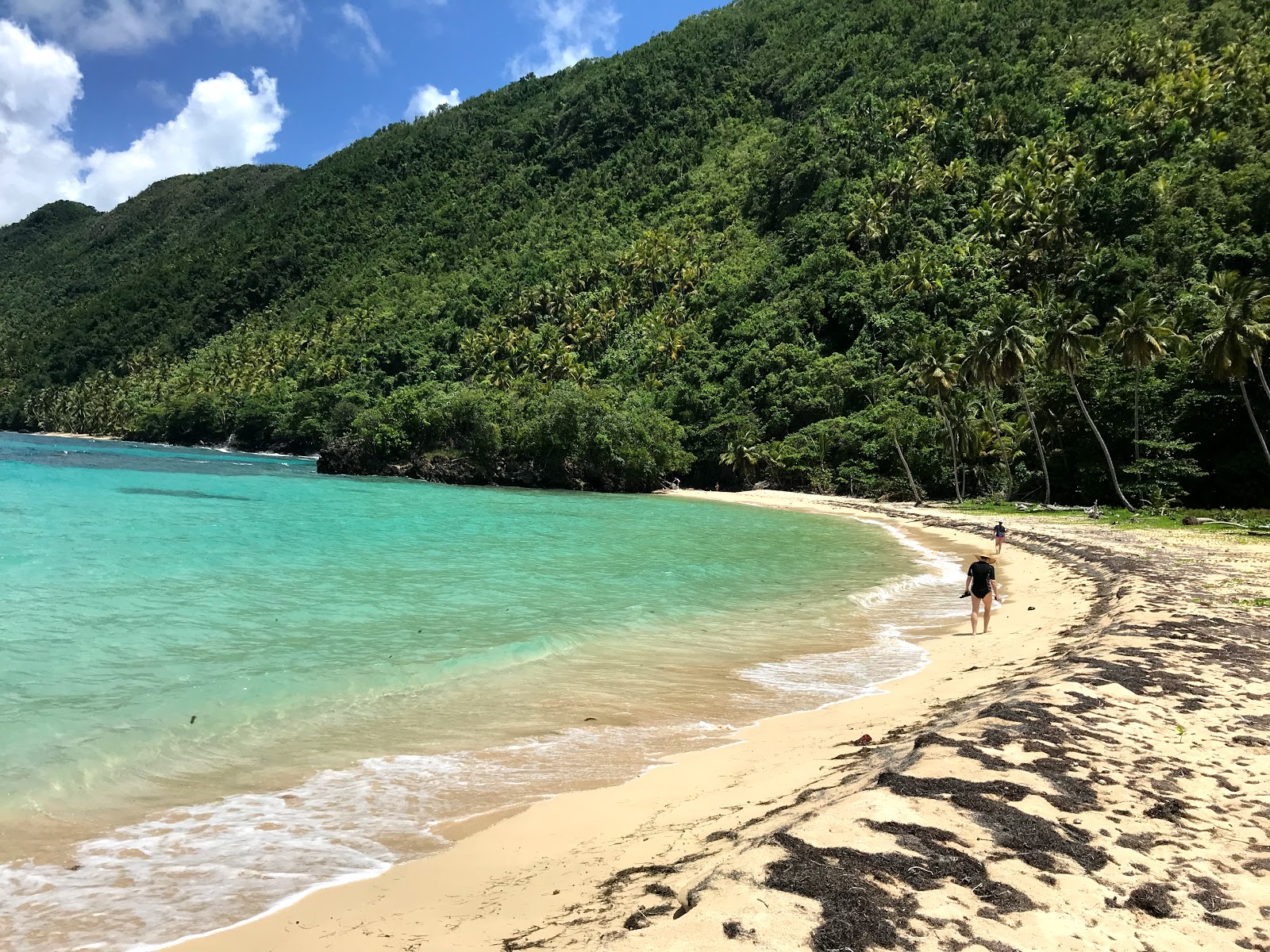 Foto van Ermitano II Strand ondersteund door kliffen