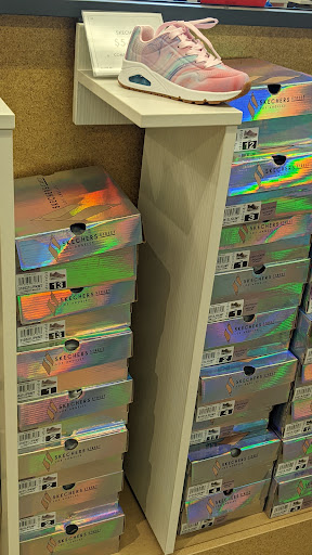 Shoe Store «DSW Designer Shoe Warehouse», reviews and photos, 181 Skokie Blvd, Northbrook, IL 60062, USA