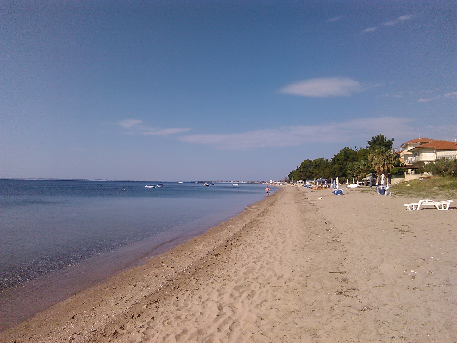 Foto di Kalives beach con parzialmente pulito livello di pulizia