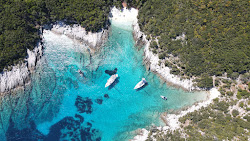 Kimilia beach'in fotoğrafı küçük koy ile birlikte