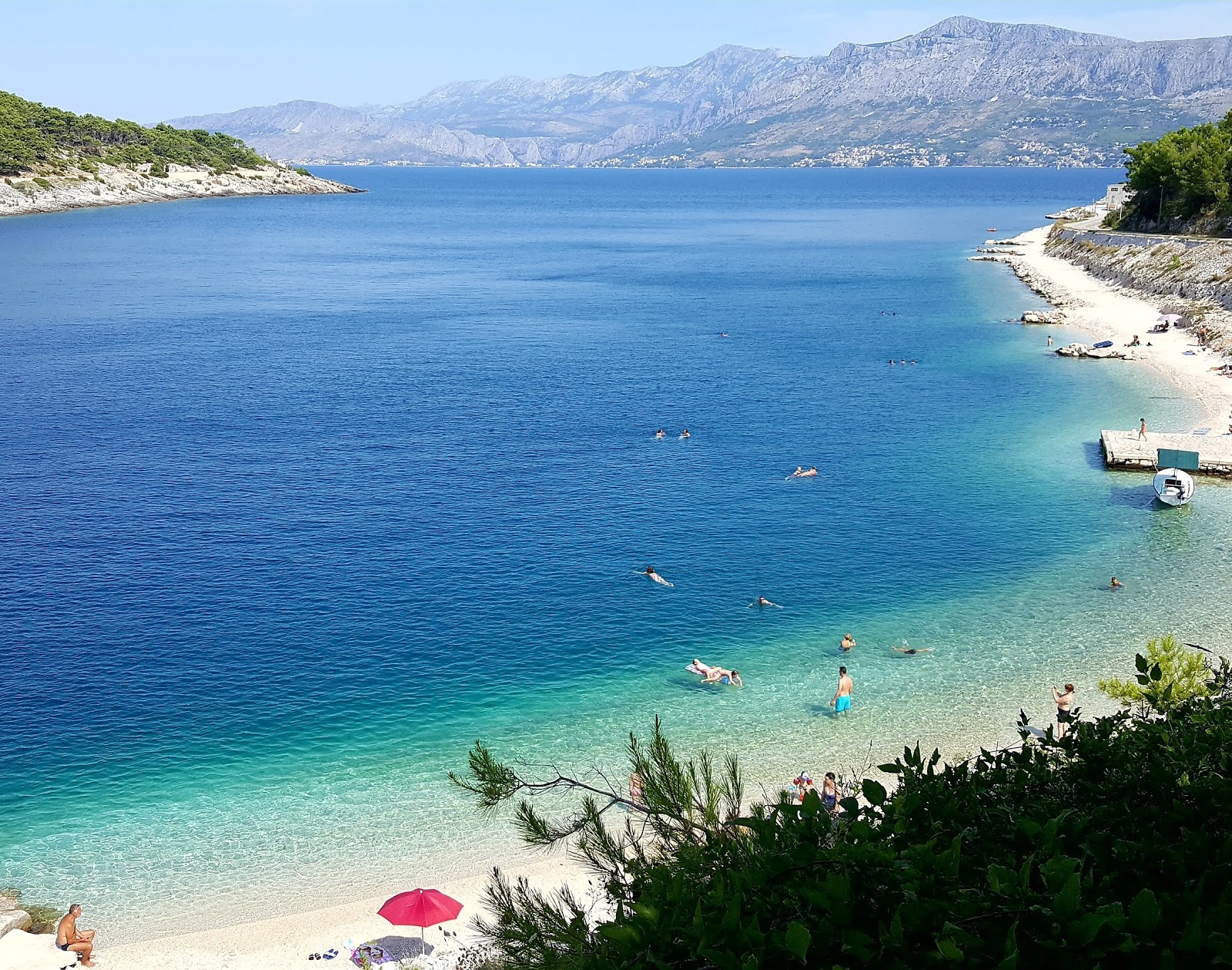 Foto von Lucica beach mit geräumige küstenlinie