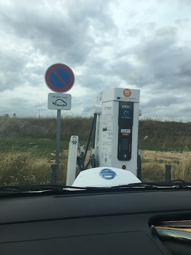 Borne de recharge de véhicules électriques IZIVIA Station de recharge Neuville-Saint-Rémy