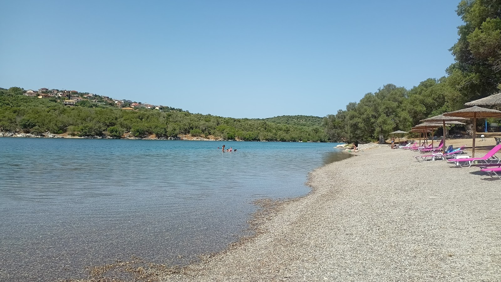 Foto de Bun beach con pequeños guijarros grises superficie
